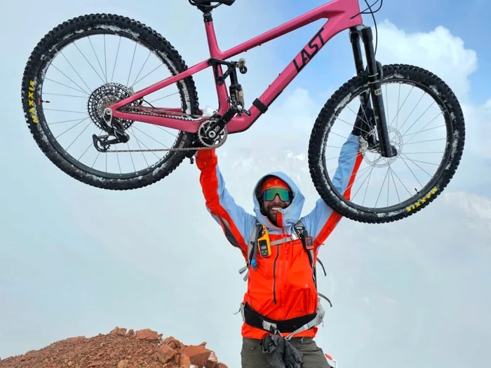 Un influencer italian pasionat de sporturi extreme a murit, după ce a căzut într-o râpă, de la o înălțime de peste 180 de metri