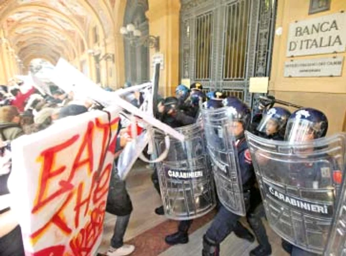 Tinerii italieni au vrut să ia cu asalt Banca Centrală a Italiei  p Foto: reuters