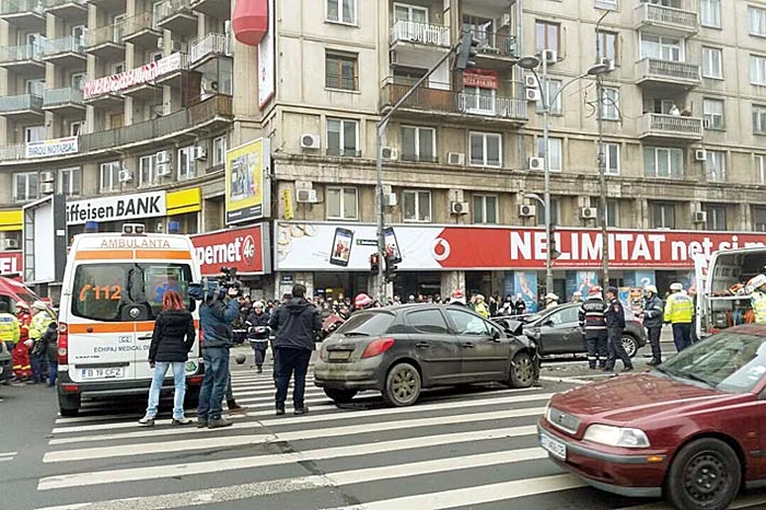 Zeci de polițiști și echipaje medicale au intervenit la fața locului pentru a scoate răniții din Fiat și Peugeot
