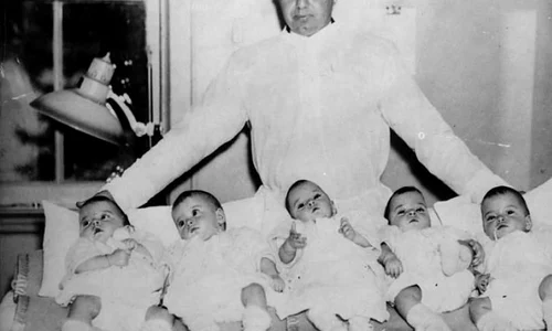 Povestea tragică a cvintupleților Dionne: în anii '30, au fost expuși publicului ca la grădina zoologică jpeg