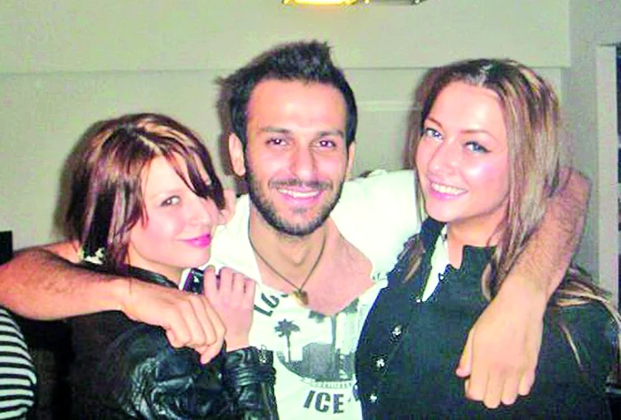 Sadeghi Morteza, iubitul  Oanei (dreapta), le  răsfaţă pe ambele surori