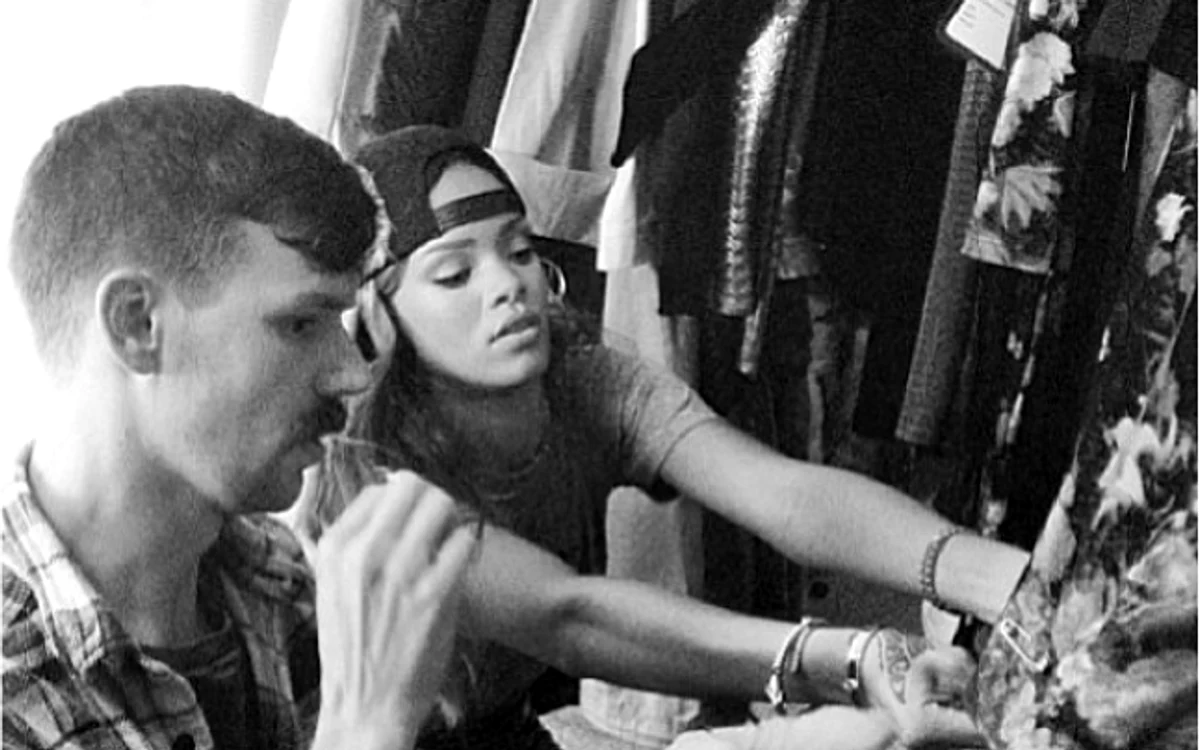 Rihanna(dreapta) lucrează cu Adam Selman la cea de-a doua linie vestimentară pentru River Island. FOTO Instagram