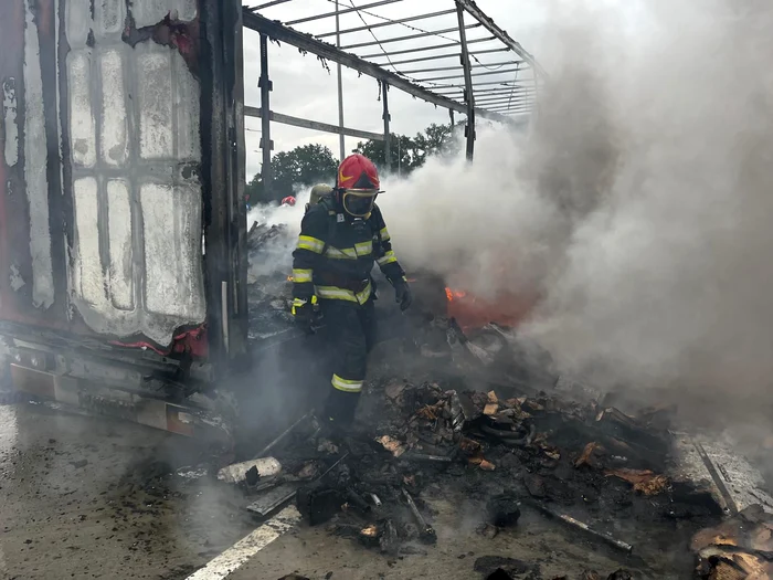 TIR în flăcări într-o parcare din Boița Sibiu la ieșirea de pe A1 pe DN7 Foto ISU Sibiu