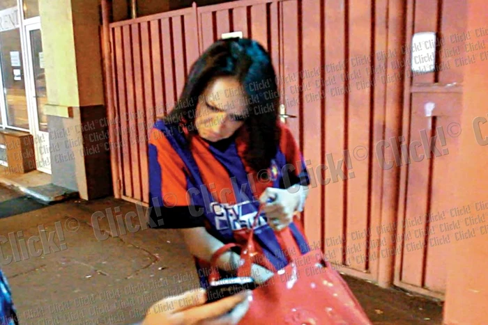 Laura Keşeru, fericită  marţi seara, alături de  soţ, pe Naţional Arena,  la festivitatea prin care  Steaua a sărbătorit  câştigarea titlului (Fotografii. Mihai Ionescu)