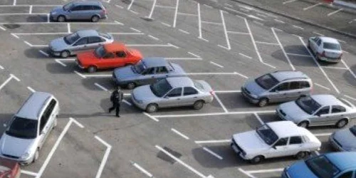 Hotelul Navona vrea un teren de la primărie să-şi amenajeze parcare