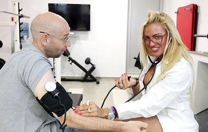 Bărbaţii au luat cu asalt cabinetul tinerei