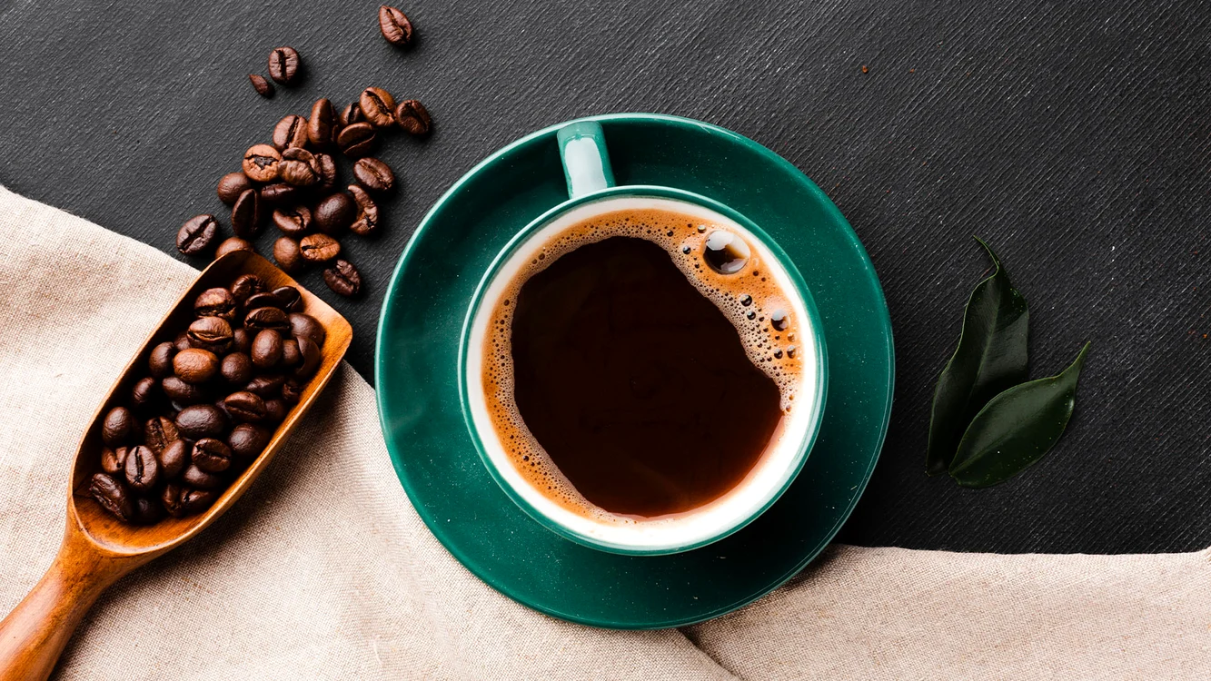 Mulți oameni beau o cană de cafea dimineața
