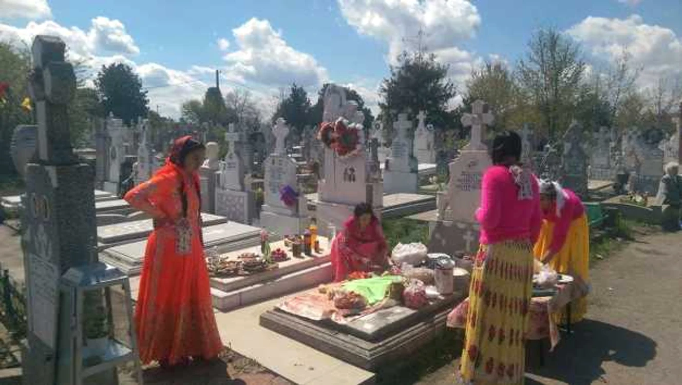 Grătare în cimitirul din Constanţa Sursa foto Andrei Rizescu