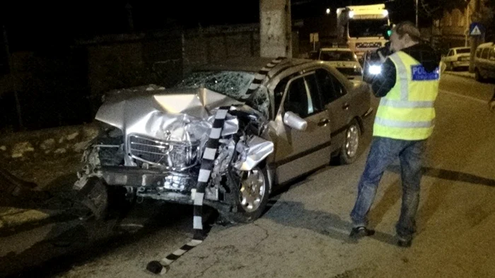 Maşina condusă de poliţistul băut a fost făcută praf în accident FOTO info-cs