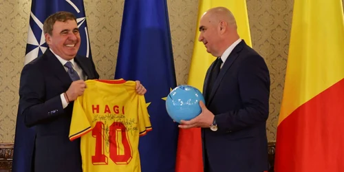 Cadoul lui Gheorghe Hagi pentru Ilie Bolojan, foto Facebook jpg