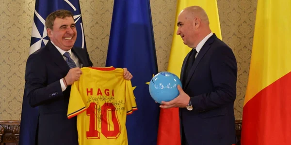 Cadoul lui Gheorghe Hagi pentru Ilie Bolojan, foto Facebook jpg