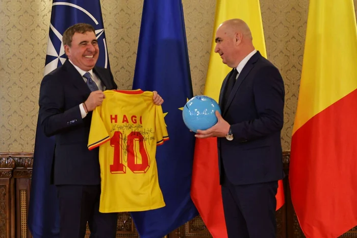 Cadoul lui Gheorghe Hagi pentru Ilie Bolojan / foto: Facebook