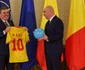 Cadoul lui Gheorghe Hagi pentru Ilie Bolojan. FOTO: Administrația Prezidențială