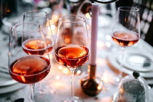kaboompics Rose+wine+glass+on+christmas+table jpg jpeg