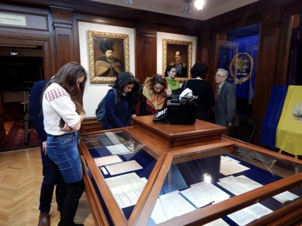 Universitatea Al.I.Cuza din Iași a avut ideea să deschidă o expoziție cu tema ”Student în comunism” pentru ca și generația tânără să afle cum se studia în totalitarism.