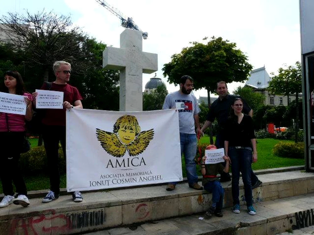 
    Valentin Anghel, tatăl copilului ucis de maidanezi, şi-a legat fiul cu o lesă la protest (foto: Facebook)  