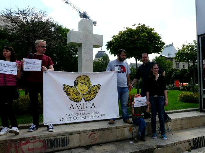 Valentin Anghel, tatăl copilului ucis de maidanezi, şi-a legat fiul cu o lesă la protest (foto: Facebook)