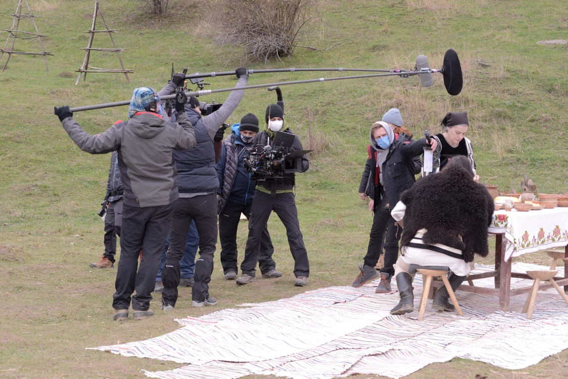 Echipa de filmare de la Capra cu trei iezi, la cadru Maia Morgenstern și Marius Bodochi