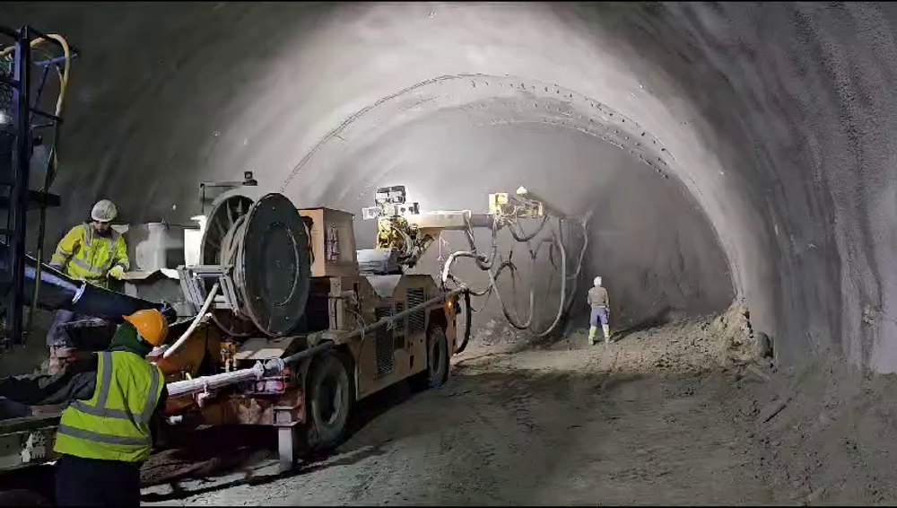 Imagini spectaculoase cu primul tunel săpat în stâncă de pe o autostradă din România. Se lucrează 24 de ore din 24 FOTO