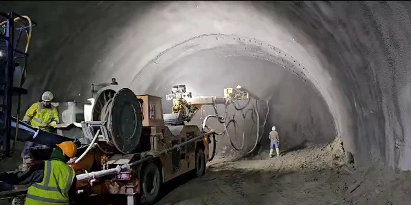 Pe Secțiunea 4 a autostrăzii Sibiu Pitești se lucrează la tunelul de la Momaia mp4 thumbnail png