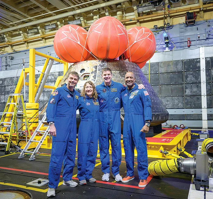 Cei patru astronauţi au revenit cu bine pe Pământ