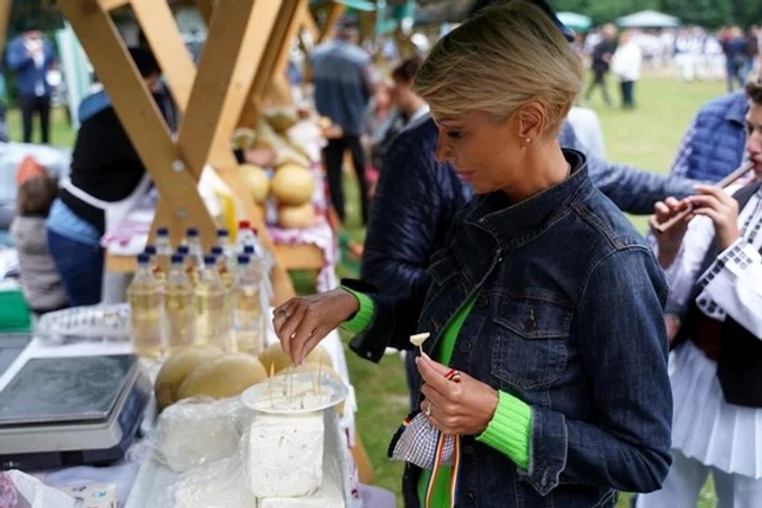 Raluca Turcan, la Festivalul Brânzei și a Țuicii, în Mărginimea Sibiului, alături de primarul comunei Rășinari