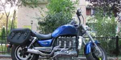 Motocicleta Triumph Rocket a fost lăsată într-o parcare păzită din Timişoara