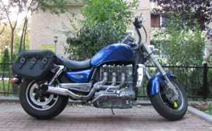 Motocicleta Triumph Rocket a fost lăsată într-o parcare păzită din Timişoara