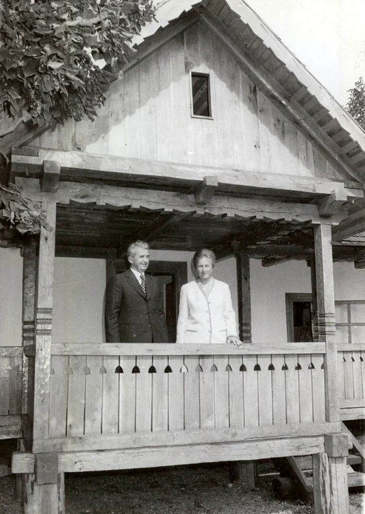 Nicolae și Elena Ceaușescu pozau în 1979 pe prispa casei din Scornicești, cu ocazia împlinirii a 400 de ani de atestare a localității