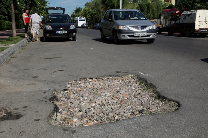 Pe străzile asfaltate deja au apărut gropile