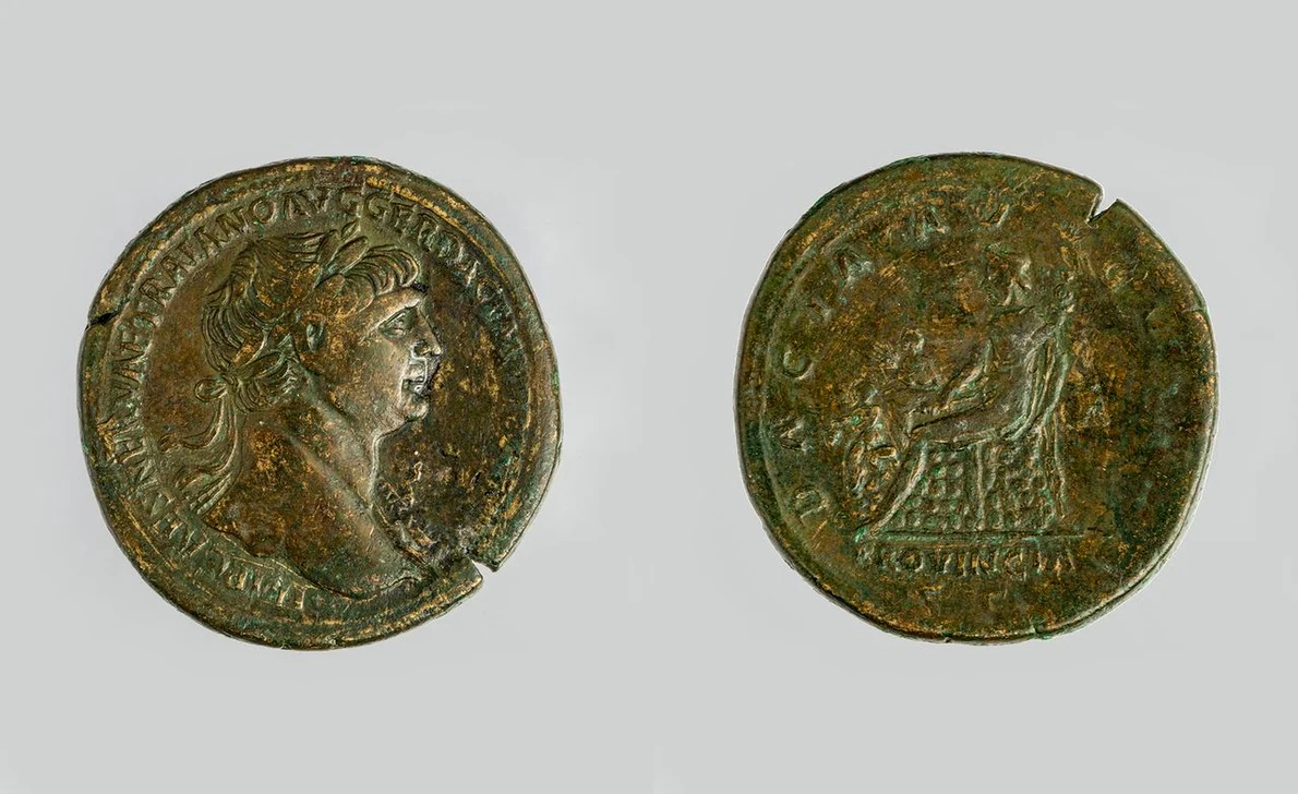 Sestertius imperial roman cu personificarea Daciei pe revers, emis sub autoritatea împăratului Traian, în intervalul 112-114 p. Chr. (© Muzeul Național de Istorie a României)