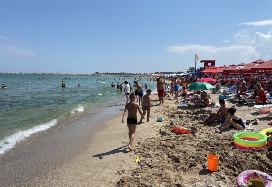 Doi tineri care se plimbau pe mare cu salteaua gonflabilă, spulberați de un jetski în Eforie Nord. Unul din ei a fost resuscitat