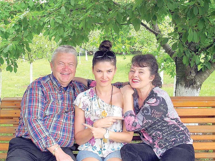 Lucica, alături de fiica ei, Alina Pușcaș, și de Gheorghe Turda