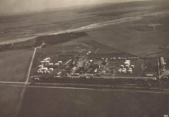 Vedere aeriană a rafinăriei Vega din Ploiești, în perioada interbelică (© iMAGO Romaniae)
