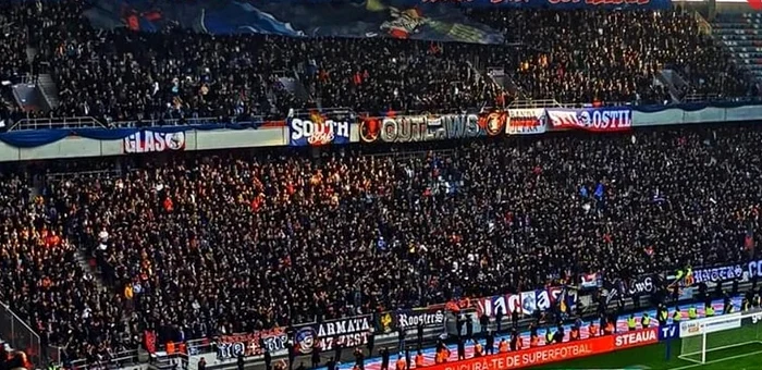 Fanii FCSB, împărțiți în tabere. Foto AS47