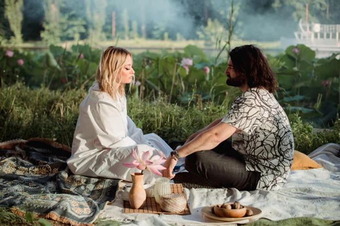 Piesa lansată luni de Smiley și Delia se află deja în topurile internaționale