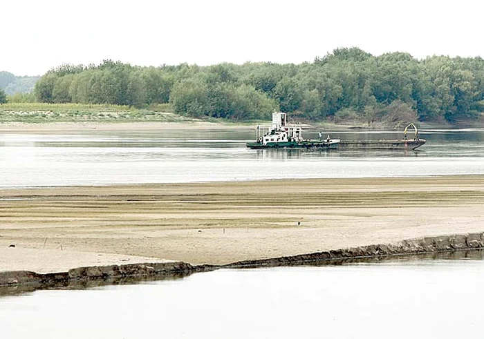 În mijlocul fluviului  a apărut o insulă