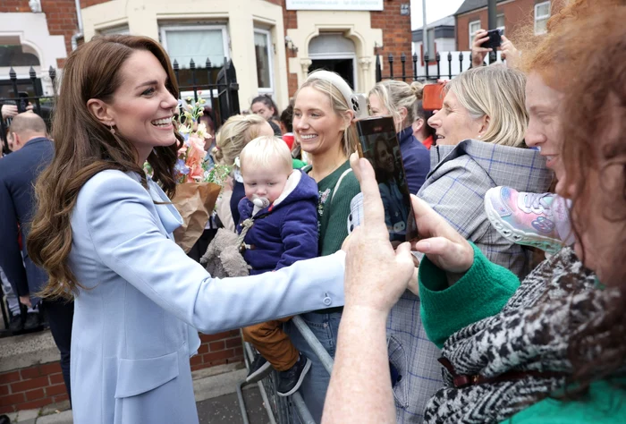 Prințesa înainte să dea mâna cu agresoarea, femeia cu pulover verde care a filmat-o în continuu.