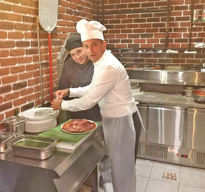 
    Răzvan și-a pus  șorț și bonetă și  s-a apucat de lucru  