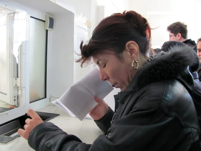 Oamenii stau ore în şir la coadă să-şi plătească dările la CJAS