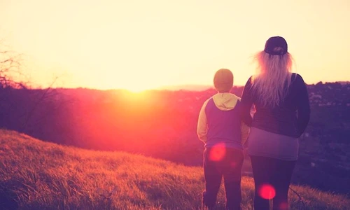 1 femeie si copil pe deal jpg jpeg