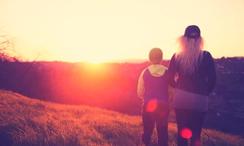 1 femeie si copil pe deal jpg jpeg