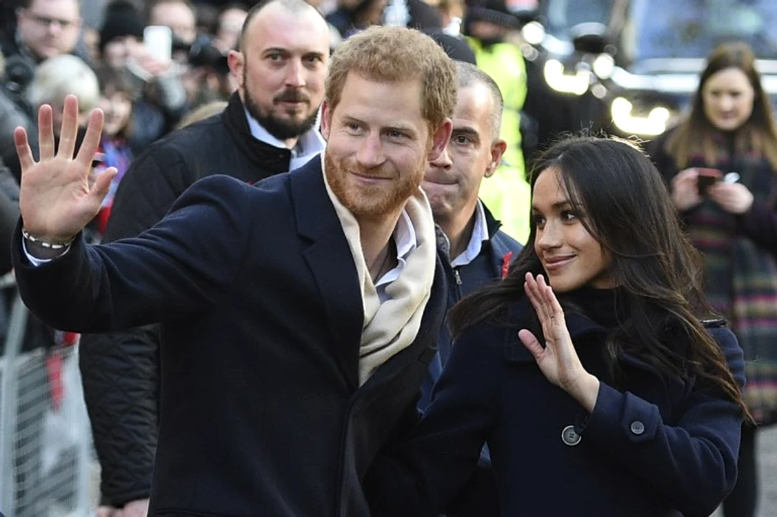 
    Prințul Harry și logodnica sa au fost întâmpinați de o mare de oameni în orașul NottinghamFoto: AFP  