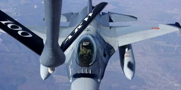 Avioana F16 alimentate in zbor FOTO Fortele Aeriene Romane/Facebook 
