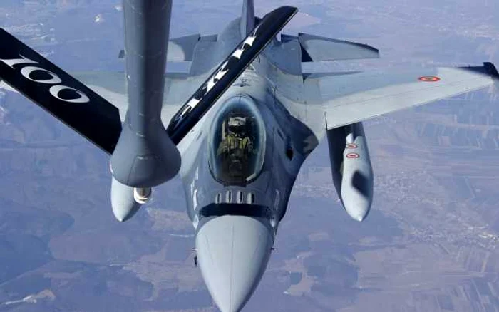 Avioan F16 al Forţelor Aeriene Române alimentat in zbor de la un avion cisternă american FOTO Fortele Aeriene Romane/Facebook