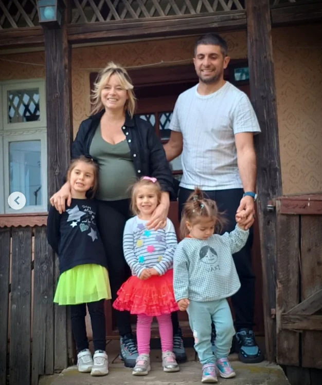 Laura Cosoi și familia PNG