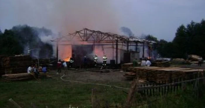 Suceava: Incendiu la o fabrică de mobilier din Fălticeni