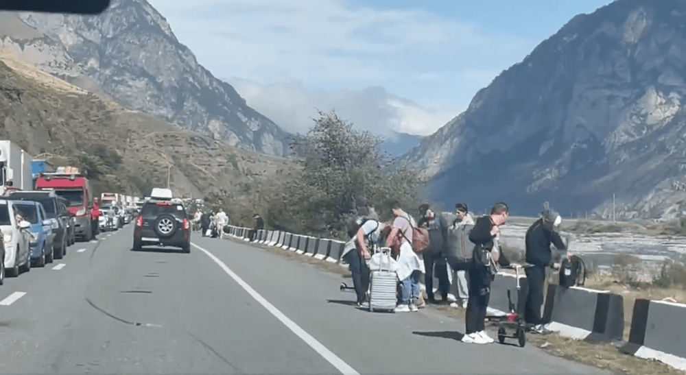 Rușii fug din țară cu trotineta. Timpul de așteptare la vama cu Georgia depășește opt ore