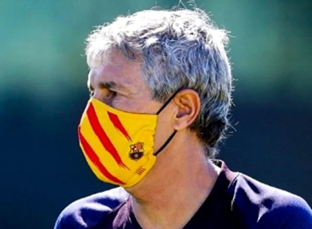 
    Antrenorul Barcelonei a purtat masca scoasă la vânzare de clubFOTO: FC Barcelona  
