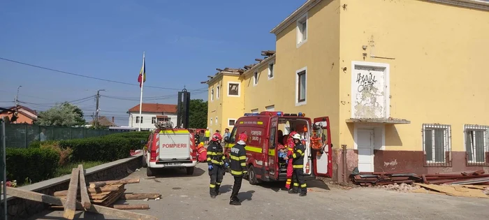 Pompierii clujeni au salvat 4 muncitori de sub dărâmături. FOTO ISU Cluj